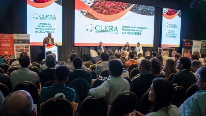 Auditorio completo en evento de la Cámara de Legumbres de Argentina con panel de especialistas y presentación técnica