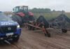 Control en el campo: secuestran 2 tractores por múltiples enganches y falta de señalización en Córdoba Control policial a tractor con múltiples implementos enganchados en camino rural de Córdoba durante operativo de la Patrulla Rural