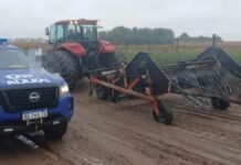 Control en el campo: secuestran 2 tractores por múltiples enganches y falta de señalización en Córdoba Control policial a tractor con múltiples implementos enganchados en camino rural de Córdoba durante operativo de la Patrulla Rural