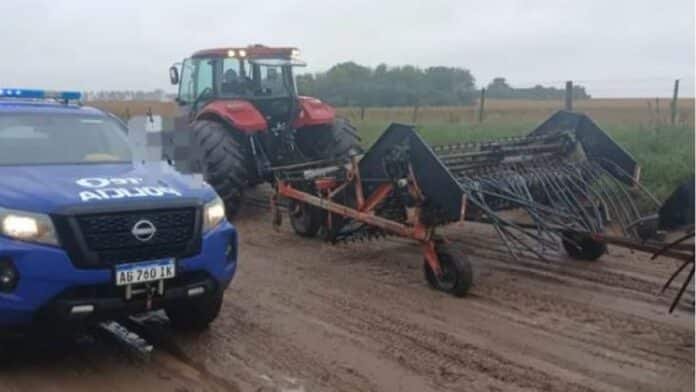 Control policial a tractor con múltiples implementos enganchados en camino rural de Córdoba durante operativo de la Patrulla Rural