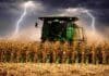 Maíz récord: los stocks trepan a 19,3 Mt y presionan al mercado mientras la soja arranca con menor oferta Cosechadora trabajando en maíz seco bajo tormenta con relámpagos en el cielo en campo argentino durante la cosecha