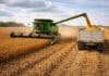 Santa Fe: arrancó la cosecha de soja temprana y el avance del maíz sigue condicionado por la humedad Cosechadora trabaja en la recolección de soja y descarga granos en un camión en un campo argentino, en plena campaña agrícola con buen rendimiento.
