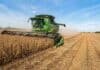 Brasil romperá otro récord: la cosecha de soja 2025/26 llegaría a 181 millones de toneladas Cosechadora trabajando en lote de soja durante la cosecha en campo agrícola de Brasil