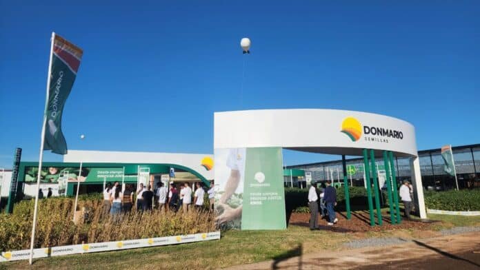 Stand de DONMARIO en evento agrícola con productores recorriendo parcelas demostrativas y presentación de genética de trigo para la campaña 2026.