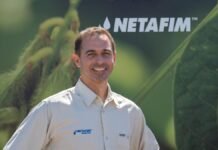 ¿Del intensivo al extensivo?: Netafim impulsa el riego por goteo subterráneo para grandes cultivos Ejecutivo de Netafim Argentina en campo agrícola destacando soluciones de riego por goteo y tecnología de precisión para cultivos extensivos