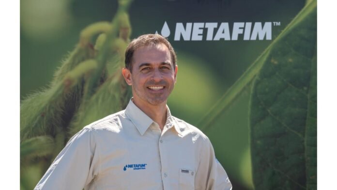 Ejecutivo de Netafim Argentina en campo agrícola destacando soluciones de riego por goteo y tecnología de precisión para cultivos extensivos