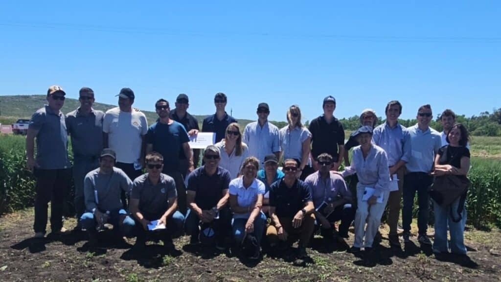Grupo de técnicos y productores en un ensayo de fertilización en un campo agrícola argentino, evaluando estrategias de nutrición de cultivos en la campaña fina