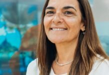El seguro cambia el negocio del agro: impulsa prácticas regenerativas y da respaldo frente al clima extremo Fernanda Muñoz, Portfolio Manager Agro de Galicia Seguros, en oficina corporativa, vinculada a estrategias de seguros y sostenibilidad en el agro argentino.