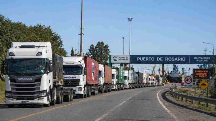 Fila de camiones esperando ingreso al puerto de Rosario con actividad logística agroindustrial