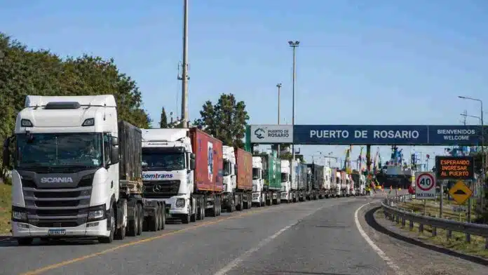 Fila de camiones esperando ingreso al puerto de Rosario con actividad logística agroindustrial