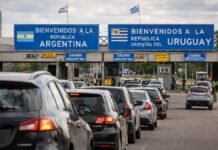 Controles en la frontera se refuerzan tras el paso de más de 1 millón de personas y buscan agilizar comercio y turismo Paso fronterizo entre Argentina y Uruguay con vehículos en fila y controles aduaneros, clave para el comercio y el tránsito internacional.