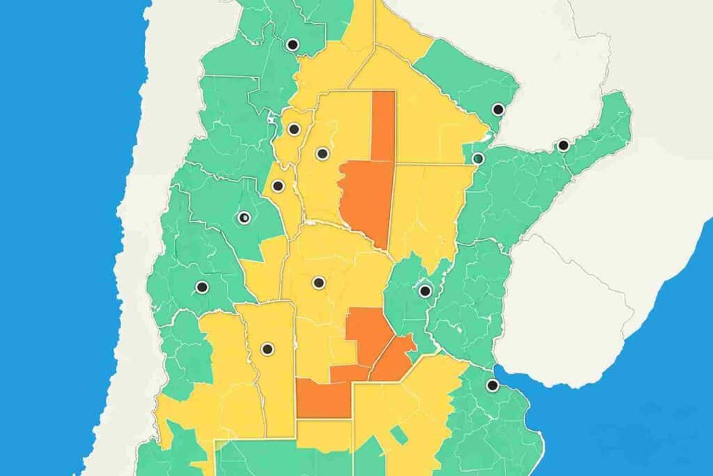 Mapa de Argentina con alertas meteorológicas donde se destacan zonas en naranja por tormentas severas y áreas en amarillo por tormentas fuertes, con división política de provincias claramente visible.