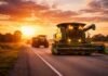 Fuerte cambio productivo: proponen eliminar permisos para maquinaria y patentamientos suben 21,4% Maquinaria agrícola circulando por una ruta rural al atardecer con luz cálida y equipos en traslado entre campos en Argentina