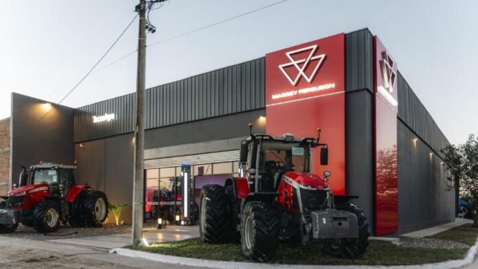 Tienda compacta de Massey Ferguson en Tucumán con tractores exhibidos en la inauguración y nuevo punto de servicio para productores del NOA