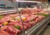 Precio de la carne vacuna: los frigoríficos aseguran que en mayo dejará de impactar en la inflación Mostrador de carnicería con cortes de carne vacuna exhibidos en vitrina refrigerada en Argentina