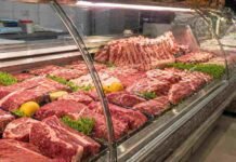 Precio de la carne vacuna: los frigoríficos aseguran que en mayo dejará de impactar en la inflación Mostrador de carnicería con cortes de carne vacuna exhibidos en vitrina refrigerada en Argentina