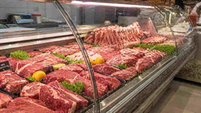 Mostrador de carnicería con cortes de carne vacuna exhibidos en vitrina refrigerada en Argentina