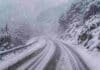 Hasta 20 cm de nieve en 4 zonas de Neuquén: alerta amarilla por nevadas en la cordillera Ruta de montaña cubierta de nieve durante una nevada intensa en la cordillera de Neuquén, con baja visibilidad y acumulación en el camino