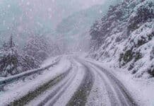 Hasta 20 cm de nieve en 4 zonas de Neuquén: alerta amarilla por nevadas en la cordillera Ruta de montaña cubierta de nieve durante una nevada intensa en la cordillera de Neuquén, con baja visibilidad y acumulación en el camino