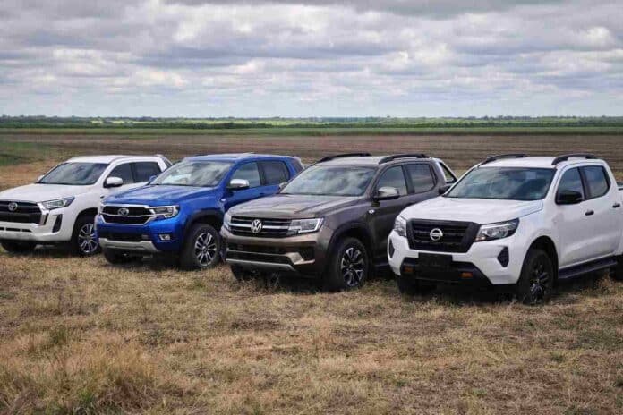 pickups-campo-argentino-precios-abril-2026-ruralnet Pickups en un campo argentino utilizadas como herramienta de trabajo rural, representando el mercado de camionetas en abril 2026 y su impacto en el agro