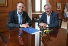 Fuerte presión de costos: la Sociedad Rural pidió medidas urgentes tras subas de hasta 11% y US$58/ha en trigo Nicolás Pino y Manuel Adorni reunidos en despacho oficial analizando la situación del agro y el impacto del aumento de costos en Argentina