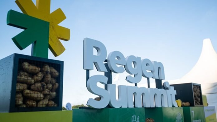 Cartel del Regen Summit en evento de agricultura regenerativa en Argentina con cielo despejado