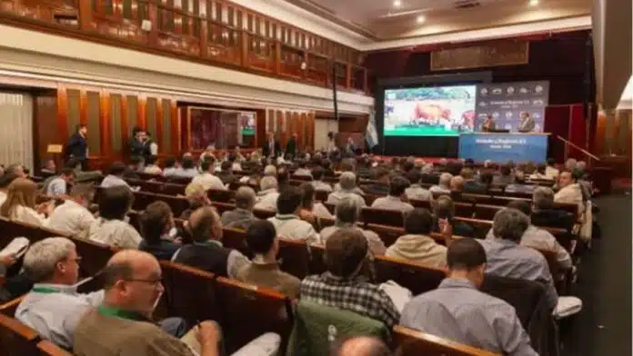 remate-hacienda-banco-nacion-36000-cabezas-argentina-ruralnet Salón del Banco Nación lleno durante remate de hacienda con más de 36.000 animales, evento ganadero con alta participación de productores y compradores.