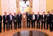 EE.UU. habilita 80.000 toneladas extra y la carne argentina sale a captar nuevos negocios Funcionarios y referentes del sector cárnico en reunión oficial en Casa Rosada para impulsar exportaciones de carne a Estados Unidos