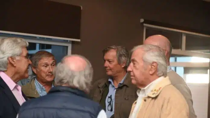 Productores agropecuarios reunidos en General Villegas analizando la problemática de infraestructura y exceso de agua