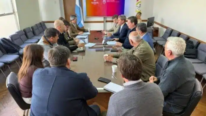 Reunión de funcionarios y referentes del sector agropecuario en mesa de trabajo institucional en Argentina