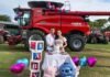 Una familia del campo convirtió una cosechadora en escenario y emocionó con la llegada de su primer hijo Pareja realiza revelación de género frente a cosechadora Case IH en campo argentino, combinando vida familiar y tradición rural