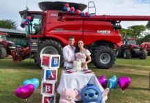 Una familia del campo convirtió una cosechadora en escenario y emocionó con la llegada de su primer hijo Pareja realiza revelación de género frente a cosechadora Case IH en campo argentino, combinando vida familiar y tradición rural