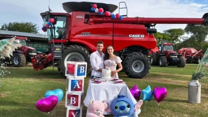 revelacion-genero-cosechadora-case-familia-campo-argentina-ruralne Pareja realiza revelación de género frente a cosechadora Case IH en campo argentino, combinando vida familiar y tradición rural