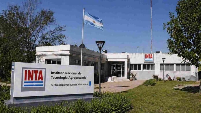 Edificio del INTA con bandera argentina en sede institucional del Instituto Nacional de Tecnología Agropecuaria