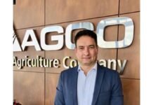 Día de la Tierra: el nuevo capital estratégico del agro Ejecutivo del sector agrícola frente al logo de AGCO en contexto de tecnología y producción agropecuaria