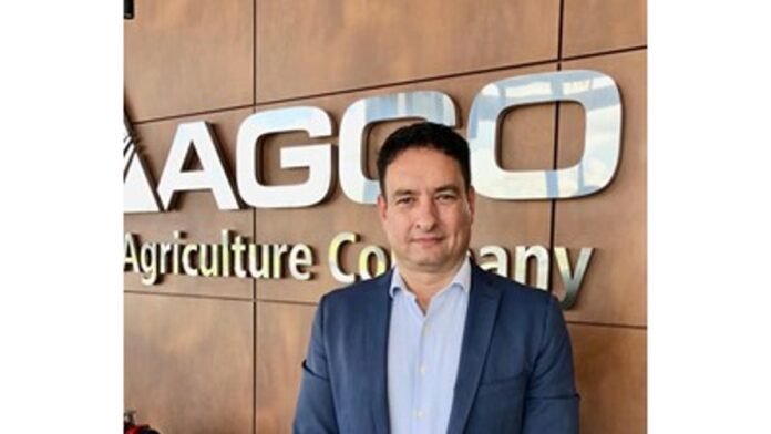Ejecutivo del sector agrícola frente al logo de AGCO en contexto de tecnología y producción agropecuaria