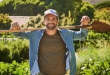 Bayer busca startups en el agro y la salud: abre LEGADO 2026 con foco en escalar negocios en América Latina Productor joven en campo agrícola con herramientas reflejando innovación y trabajo en el agro