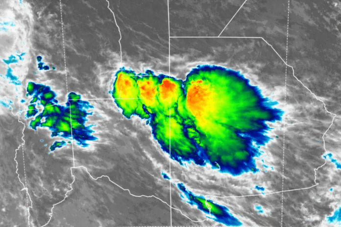 Imagen satelital de tormenta intensa sobre el centro de Argentina con núcleos activos de alta intensidad y desarrollo convectivo visible