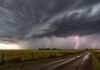 El clima golpea fuerte: lluvias intensas y viento extremo afectan al NEA y la Patagonia Tormenta intensa con relámpagos y lluvia sobre campo agrícola y camino rural inundado