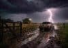 Alerta meteorológica: lluvias de hasta 75 mm y tormentas fuertes en 5 provincias complican al campo Tormenta severa con relámpagos intensos y lluvias sobre campo argentino con camioneta y maquinaria en camino embarrado y condiciones climáticas adversas para el agro