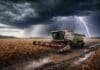 Pronóstico meteorológico: tormentas y lluvias frenan la cosecha del 7 al 9 de abril Tormenta con lluvias intensas sobre cultivo de soja listo para cosecha con cosechadora encajada en campo embarrado bajo cielo oscuro