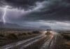 🌧️ Se activa un combo de lluvias y viento en la Patagonia: hasta 30 mm y ráfagas de 90 km/h Vehículo circulando bajo lluvia intensa y viento fuerte en la Patagonia con un relámpago en el cielo, reflejando condiciones climáticas adversas y baja visibilidad en rutas del sur argentino.