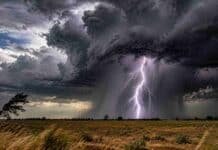 Se activan tormentas con ráfagas de 70 km/h y hasta 30 mm en 2 provincias: el foco se pone en Mendoza y San Luis Tormenta aislada con relámpago potente y lluvia intensa localizada sobre campo agrícola en Cuyo, con ráfagas de viento y cielo cubierto de nubes oscuras cumulonimbus