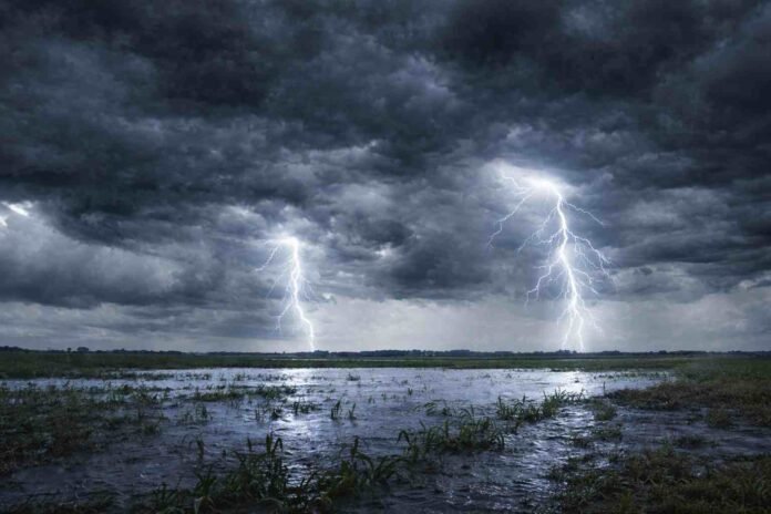Tormentas intensas con relámpagos sobre campo inundado en Argentina bajo alerta meteorológica por lluvias fuertes y granizo