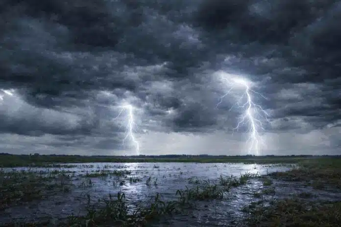 tormentas-fuertes-inundaciones-relampagos-campo-argentina-ruralnet Tormentas intensas con relámpagos sobre campo inundado en Argentina bajo alerta meteorológica por lluvias fuertes y granizo