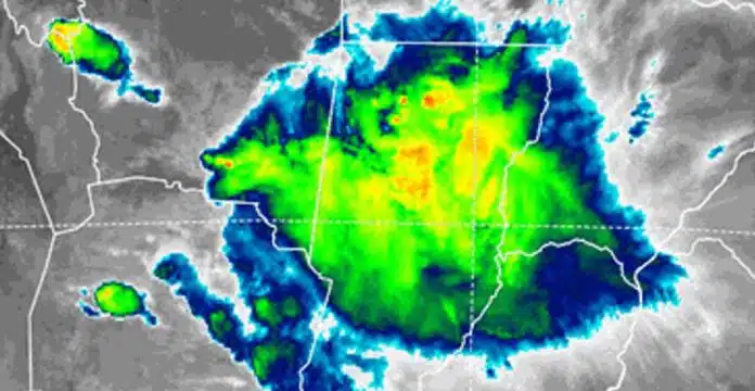 Imagen satelital muestra un sistema de tormentas intensas con núcleos activos sobre el norte de Argentina, afectando Santa Fe, Santiago del Estero, Tucumán y zonas del NOA con lluvias fuertes y alta inestabilidad.