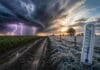 Pronóstico para los próximos 3 días: tormentas en el norte y heladas de hasta 2°C en la región pampeana Tormenta eléctrica avanzando sobre campo argentino y helada en pastizales con termómetro bajo cero, representando el contraste climático en zonas productivas