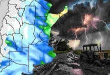 Pronóstico de lluvias hasta el 11 de mayo Mapa de lluvias acumuladas en Argentina junto a una tormenta intensa con relámpagos sobre un camino rural embarrado y un tractor encajado en el campo.