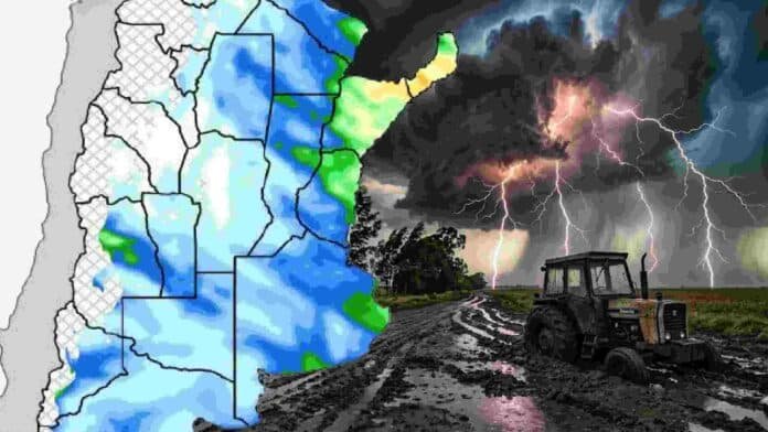 Mapa de lluvias acumuladas en Argentina junto a una tormenta intensa con relámpagos sobre un camino rural embarrado y un tractor encajado en el campo.