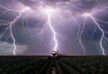 Tormentas con hasta 100 mm: 9 provincias bajo alerta y riesgo de excesos en plena campaña Tormenta severa con lluvias intensas y relámpagos sobre un campo agrícola argentino con cultivo de soja y tractor trabajando bajo condiciones climáticas adversas